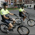 La pareja de policías municipales patrullarán con la bicicleta las calles céntricas de Ponferrada