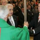 El nuevo abad recibe el testigo del Dulce Nombre de manos de su antecesor, Pablo San José Recio