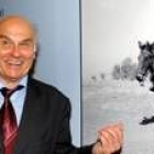 Riszard Kapuscinski señala una imagen suya de 1974 en la que aparece montado en una mula en Etiopía