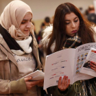 Dos mujeres visitan la segunda feria del trabajo para los inmigrantes y los refugiados celebrada en Berlín en el 2015.