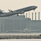 Un avión de la compañía Ryanair en el momento de despegar.