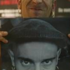 Fito, líder de los Fitipaldis, sostiene su propia fotografía