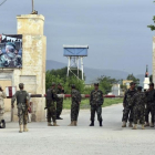 Soldados afganos montan guardia en la entrada de una base militar en la provincia norteña de Mazar-e-Sharif, tras el ataque en la provincia de Balkh, el 21 de abril.