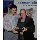 El capitán, Héctor Castresana, entrega la placa al delegado de campo del Ademar, Aventino Santos.