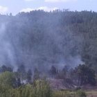Un helicóptero trabaja en la extinción del fuego en Quereño. DL