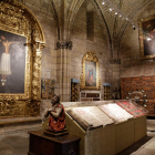 Imagen de una de las salas con el Cristo de Burgos en la parte izquierda y un armario mudéjar situado a la derecha. SECUNDINO PÉREZ