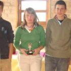 Emma Calleja, campeona infantil, entre Mario Álvarez y César Luaces