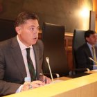 Marcos Martínez Barazón, la silla vacía de Isabel Carrasco y Jaime González, ayer en el pleno.