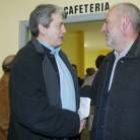 Miguel Martínez saluda a Jaime González, antes del  comité ejecutivo socialista del mes pasado