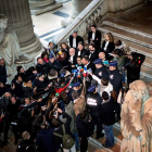 Jaume Alonso Cuevillas, uno de los abogados de Puigdemont, atiendió a los medios el lunes. E. GERMANI
