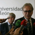 El ministro de Universidades, Joan Subirats, en la Universidad de León. FERNANDO OTERO