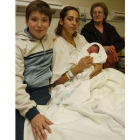 Ariadna, junto a su madre y otros familiares.