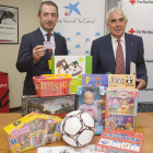 El director territorial de La Caixa, José Manuel Bilbao (I), y el representante de Cruz Roja en Castilla y León, Francisco Javier Bravo (D), presentan su nueva campaña de juguetes
