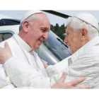 El papa Francisco y su predecesor, el papa emérito Benedicto XVI, se saludan en Castel Gandolfo, en un encuentro histórico, este sábado.