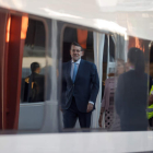 Reflejo del presidente del Gobierno en el AVE que le trajo de Chamartín a León capital.