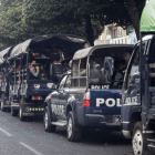 La policía y el ejército toman las calles de Yangón. LYNN BO BO
