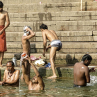 Devotos hindúes realizan abluciones en el río Ganges. MONCHO TORRES