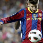 Piqué trata de controlar el balón ante un rival. El barcelonista no pudo evitar que el Mallorca se l