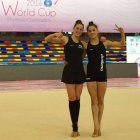 Carolina y Sara entrenaron ayer en el tapiz de la Copa del Mundo. DL