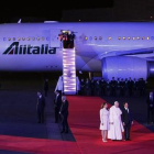El Papa, con el presidente mexicano, Enrique Peña Nieto, tras descender del avión que le llevó a México.