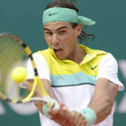 Rafael Nadal golpea la bola durante el partido contra el argentino Juan Ignacio Chela, en Montecarlo