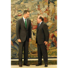 El rey Felipe VI y Juan Vicente Herrera charlan antes de iniciar la reunión prevista.