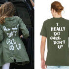 A la izquieda, Melania Trump con la polémica chaqueta. A la derecha, la gabardina con un mensaje solidario de una compañía de Portlan