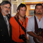 El director leonés Chema Sarmiento junto a dos de los jóvenes que participan en su nueva película.