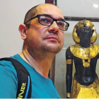 El historiador y divulgador leonés Nacho Ares, que en otoño publica un nuevo libro, posa junto a una de las piezas del Museo de El Cairo.
