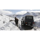 Un todoterreno transita junto a un caballo en la carretera de Casares de Arbas. f. otero perandones