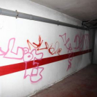La policía sorprendió a los tres grafiteros en este garaje.