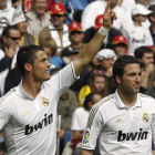 Ronaldo celebra junto a Higuaín uno de los goles logrados esta temporada.