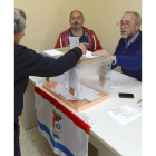 Una de las vecinas, al votar en el referéndum.