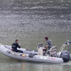 Un grupo de agentes busca el cadáver de Marta del Castillo en el río Guadalquivir.