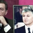 Zoran Zivkovic posa con una imagen del primer ministro de Serbia asesinado la pasada semana