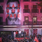 Pedro Sánchez saluda a sus simpatizantes en la sede del PSOE, en la madrileña calle de Ferraz, el pasado 28 de abril.