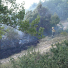 Los equipos de extinción hicieron que el fuego estuviera controlado en poco más de dos horas.