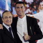 Cristiano Ronaldo acompañado por el presidente del club, Florentino Pérez, durante el acto de la firma de su renovación. SERGIO BARRENECHEA