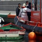 Salvamento Marítimo rescató ayer en Cádiz a diez magrebíes que viajaban en una embarcación a remo