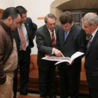 La imagen muestra a los alcaldes de Ponferrada y Camponaraya al presentar el proyecto.
