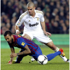 Alves y Pepe luchan por un balón en un Clásico de la pasada temporada.
