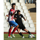Sergio Marcos intenta dejar atrás a un adversario durante el Atlético Bembibre-Cultural. L. DE LA MATA
