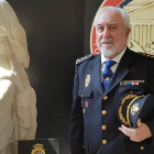 El consejero de Interior de la embajada de España en Roma, Domingo Suárez, con dos de las esculturas robadas.