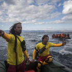 Dos miembros de Proactiva Open Arms socorren a refugiados en el Egeo.