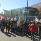 Los empleados a las puertas del centro de Atento en León.
