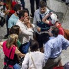 Familiares y amigos reciben en el aeropuerto de Bilbao a varios de los jóvenes.