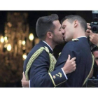Beso entre Chema y Jonathan, protagonistas de la primera boda gay de la Policía.