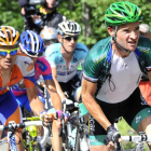 Voeckler encabeza el grupo de escapados integrado por Luis León, Scarponi y Dries Devenyns .