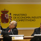 El secretario general de la Ocde, Ángel Gurría, y Luis de Guindos. JAVIER LIZON