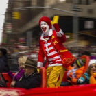 Ronald, el 'clown' de McDonald's, saluda a la multitud durante un desfile de Acción de Gracias, en Nueva York, el 26 de noviembre del 2015.